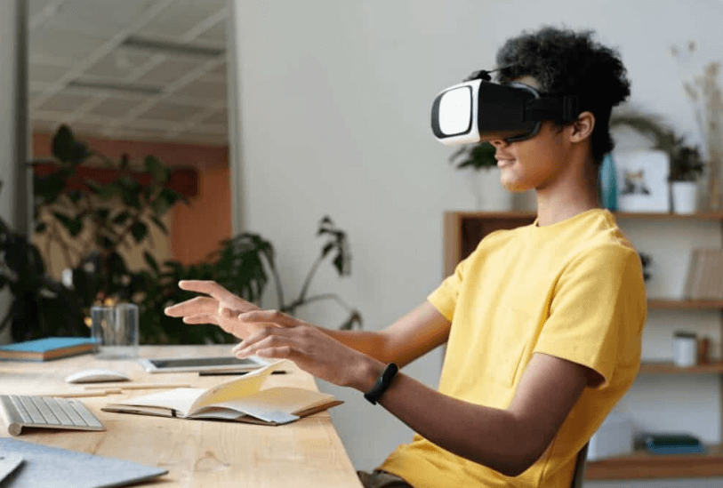The Rise of Augmented Reality (AR) and Virtual Reality (VR) in Modern Technology